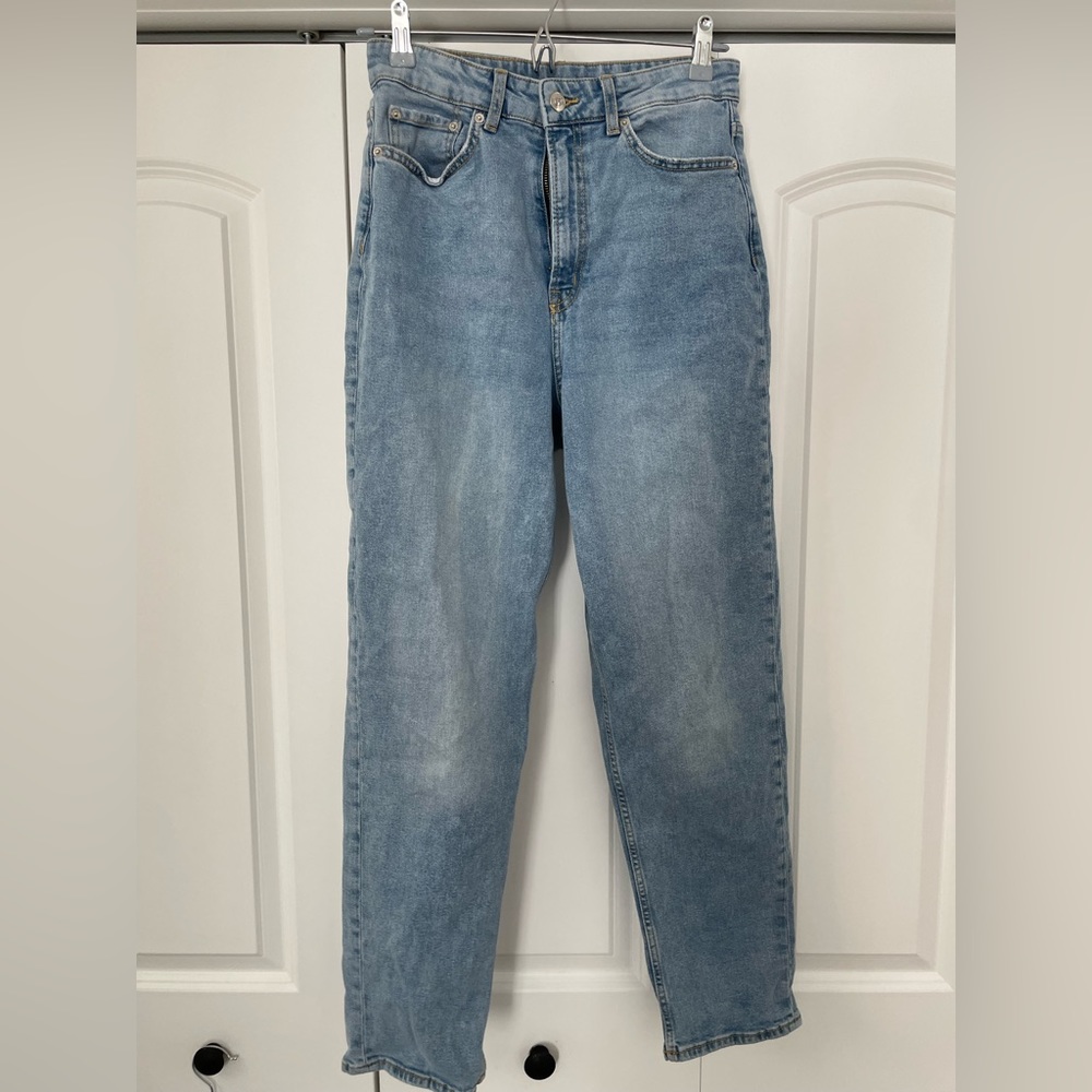 Light wash high rise jeans. Size 6